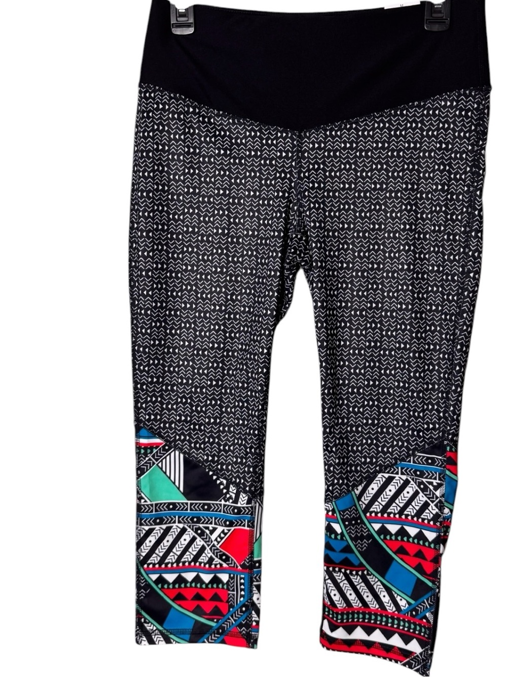 Xersion Fitted Black Geometric Print' Crop Leggings with Colorblock Accents
